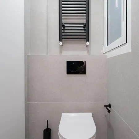 Deluxe 4 Bedrooms In Center Apartment