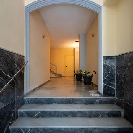 Deluxe 4 Bedrooms In Center Apartment *