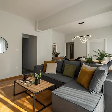 Deluxe 4 Bedrooms In Center Apartment *
